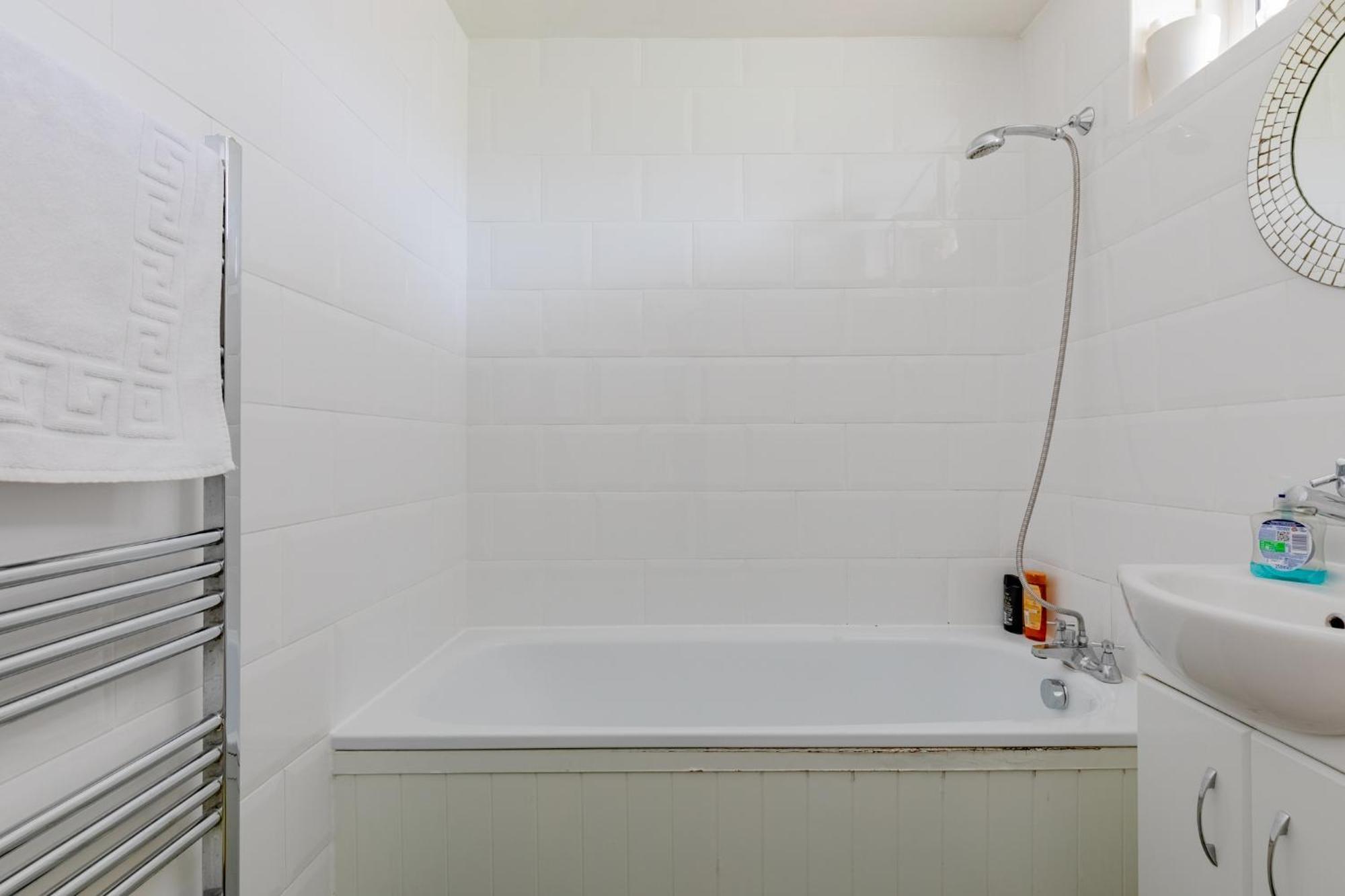 Characterful 1 Bedroom Flat Close To Dlr ลอนดอน ภายนอก รูปภาพ